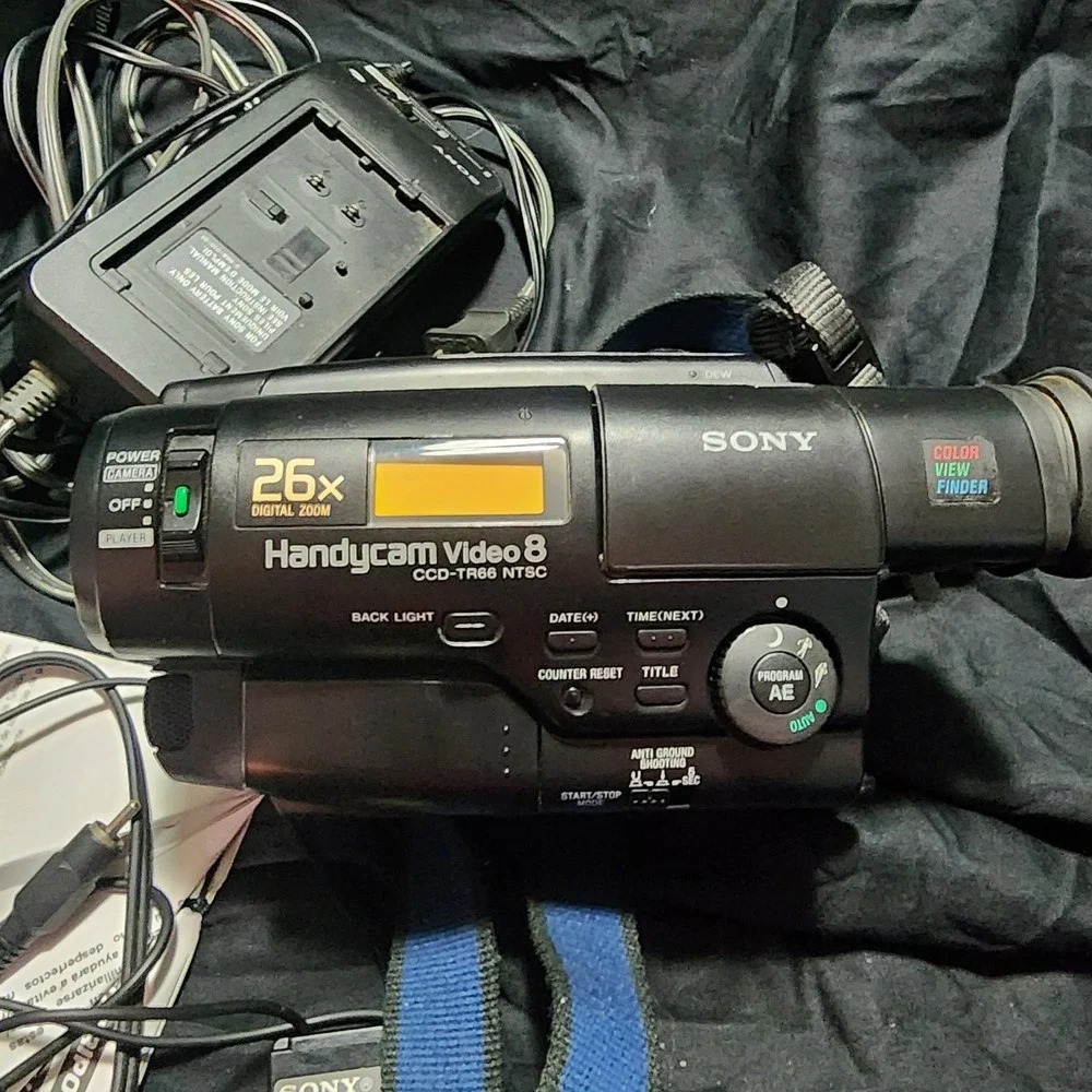 Sony‎ Handycam Video 8 CCD-TR66 With a Case, Read Description